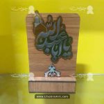 تندیس طرح گنبد اباعبدالله ساخته شده با برش لیزر فیبر MDF سه میلی‌متری با جزئیات استیکر رنگی طلایی و پایه ایستاده